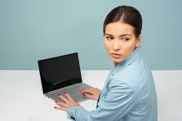 Mujer nerviosa usando laptop