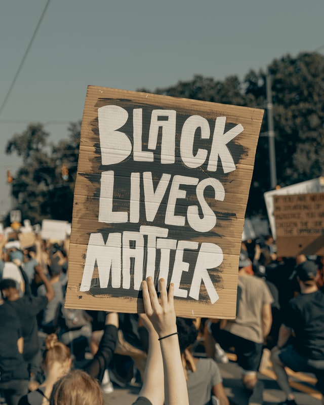 Cartel con la leyenda Black Lives Matter.