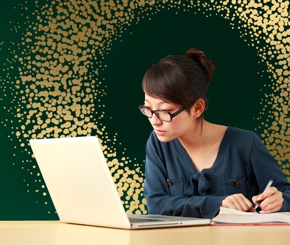 una chica estudia frente a una laptop