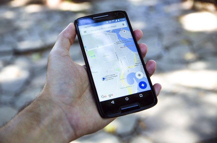 Una persona sostiene un teléfono con Google Maps