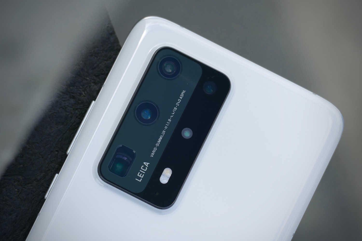 cámara del P40 Pro Plus, con una acabado de color blanco