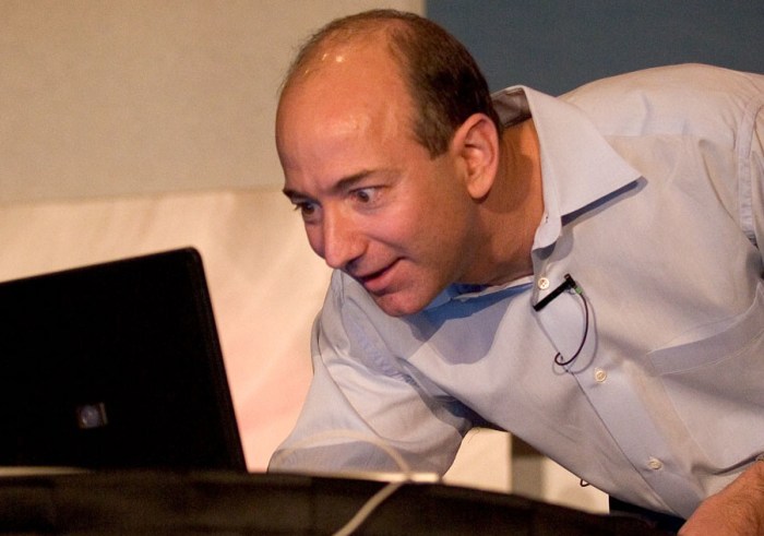 Jeff Bezos mirando un computador