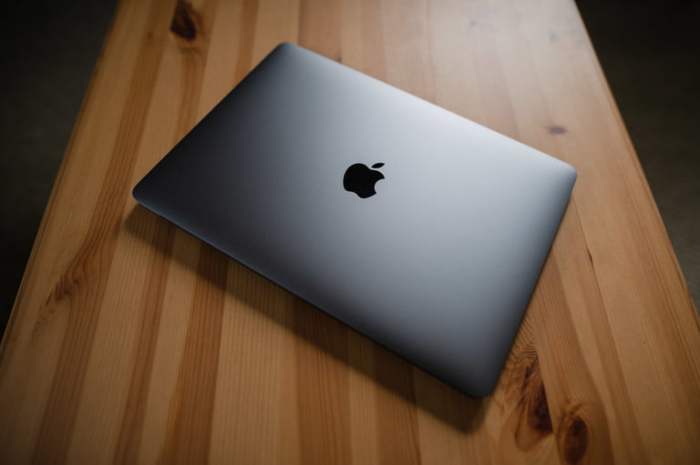 MacBook Air cerrada sobre una mesa de madera