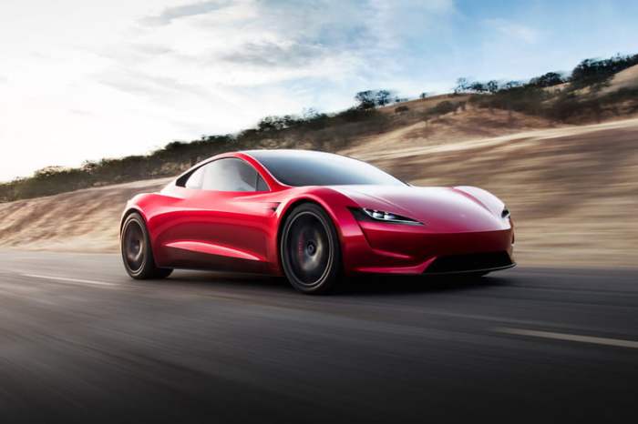 Cómo comprar un Tesla Roadster como el de la imagen de color rojo