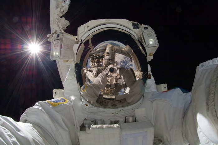 Un astronauta se toma una selfie en el espacio