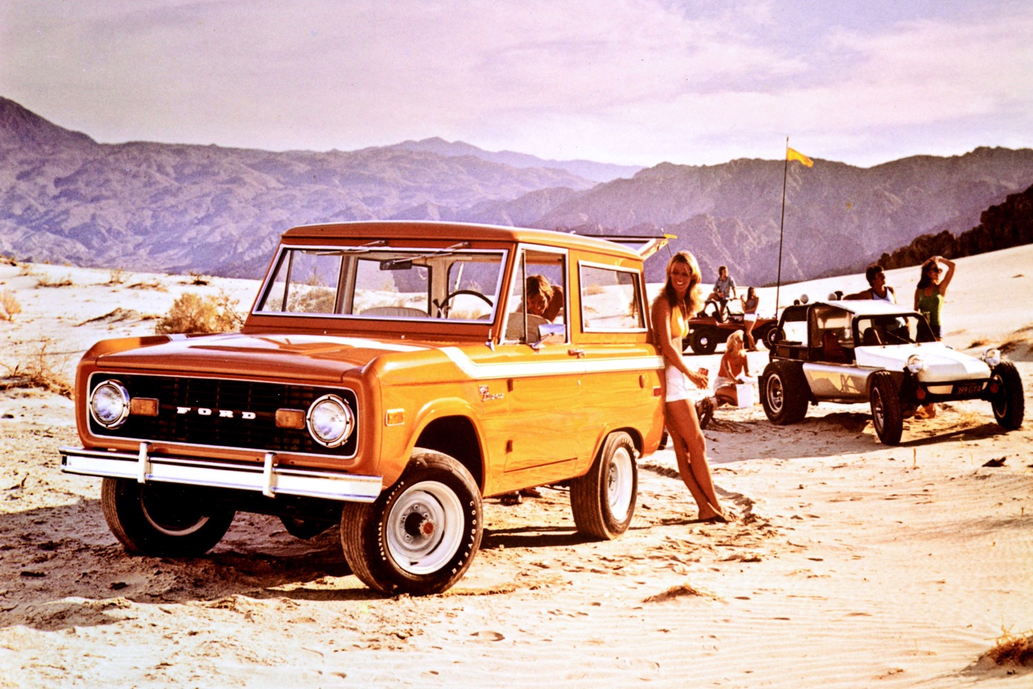 Ford Bronco amarillo primera generación en una playa
