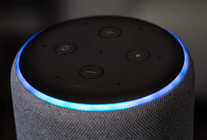 altavoz Amazon Echo Studio con la luz azul circular encendida
