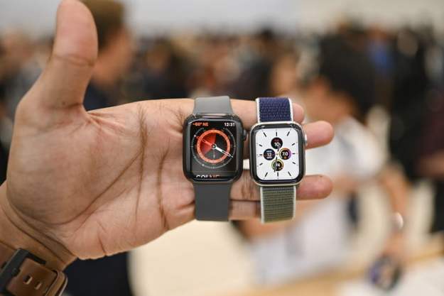 el apple watch series 5 vs 4 hands on jc front of watches 1 2 768x511