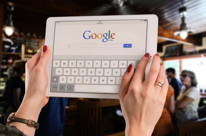 Mujer con tablet y google