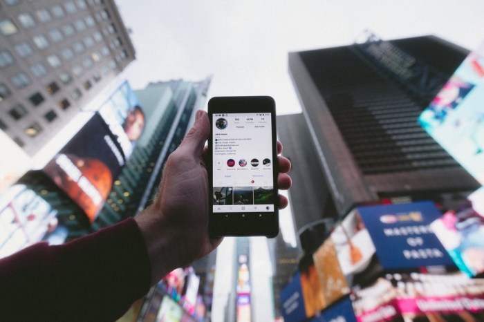Una persona sostiene un teléfono inteligente con la aplicación de Instagram abierta