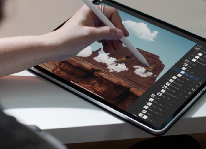 La mano de una persona dibujando con un Apple Pencil en Photoshop para iPad