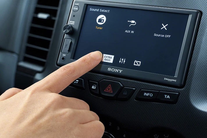 Radio de coche digital. radio de coche moderno en coche. sistema de  pantalla táctil multimedia inteligente.