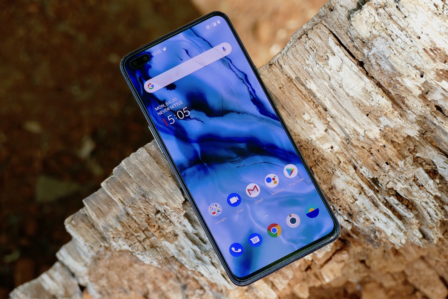 teléfono oneplus Nord visto desde arriba con la pantalla encendida