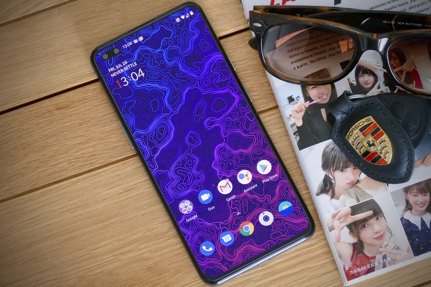 un teléfono OnePlus Nord sobre una mesa visto por delante