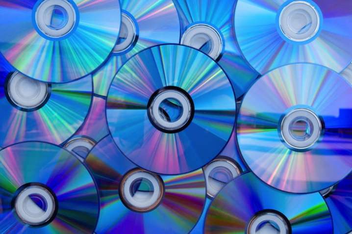 Multiples CDs unos encima de otros para convertir VHS a DVD y otros formatos