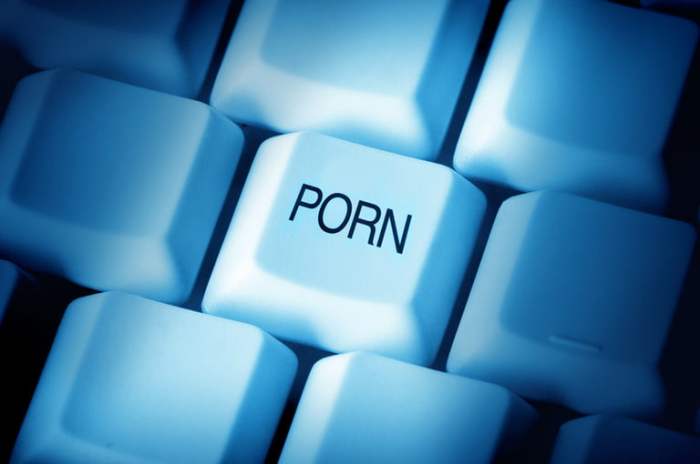 Un teclado con la palabra porn