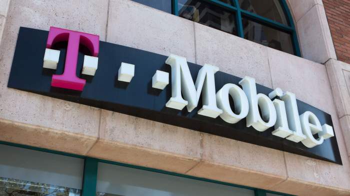 Letrero de T-Mobile en la fachada de un edificio