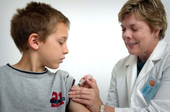 Una doctora vacuna a un niño