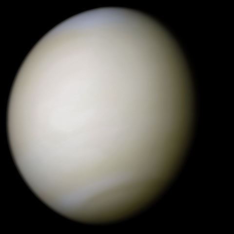 planeta Venus en su color real, gris clarito, en una foto tomada por la sonda Mariner 10