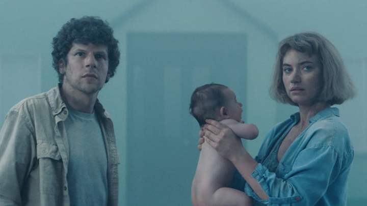 Joven pareja protagonista de Vivarium con un bebé en brazos desnudo