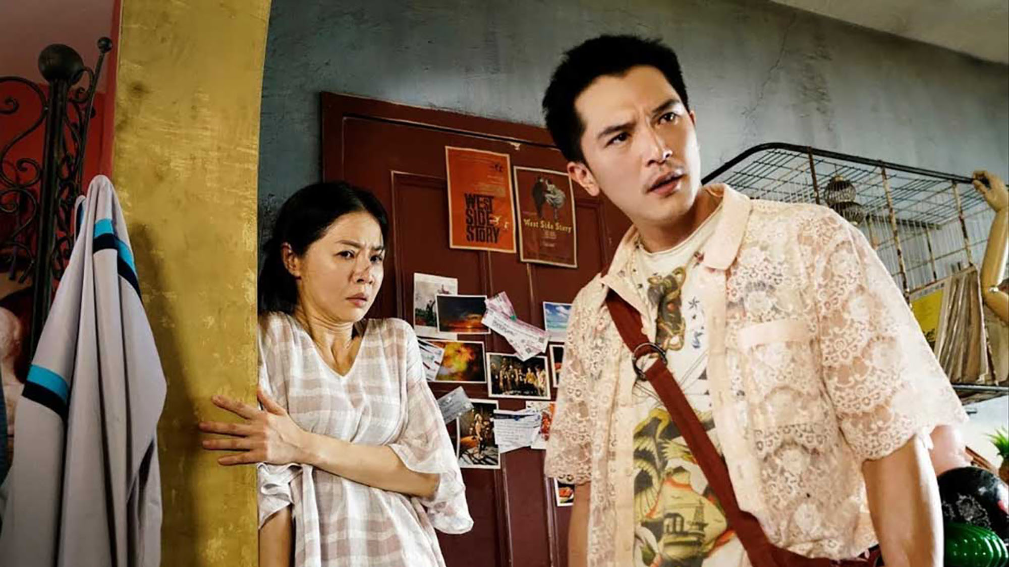 Escena de la película Dear Ex con una mujer y un joven en el interior de una casa