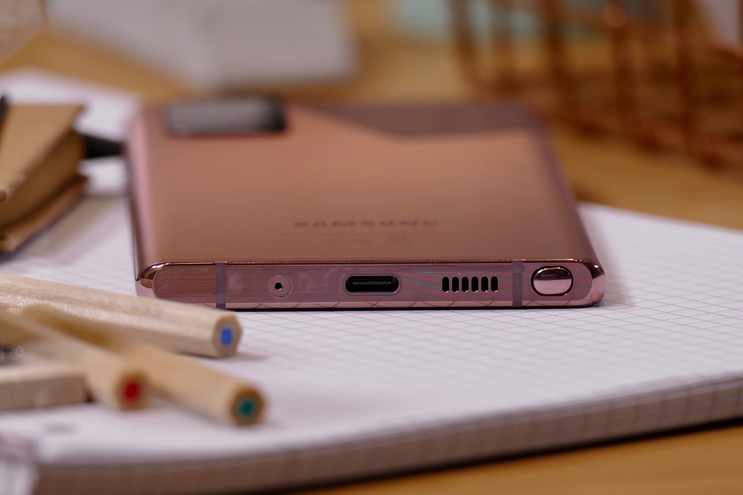 Galaxy Note 20 sobre una libreta mostrando la base inferior para comparar el Galaxy Note 20 vs. Galaxy S20