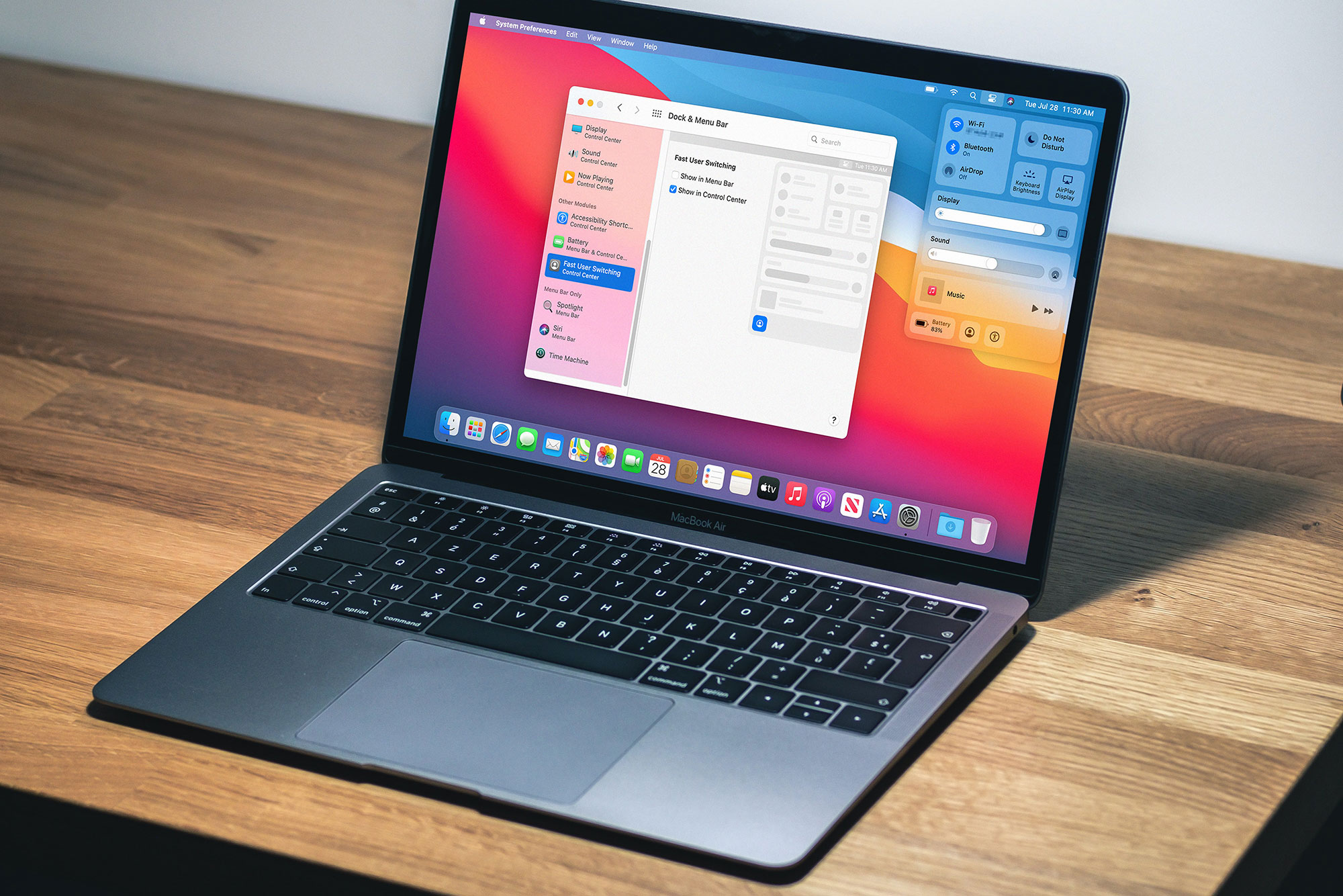 MacBook Air mostrando el Centro de Control para revisar todo sobre MacOS Big Sur