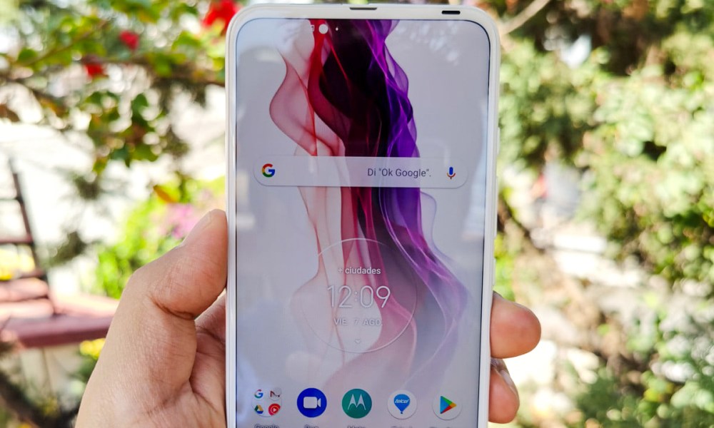 Usuario sujeta el Motorola One Fusion Plus