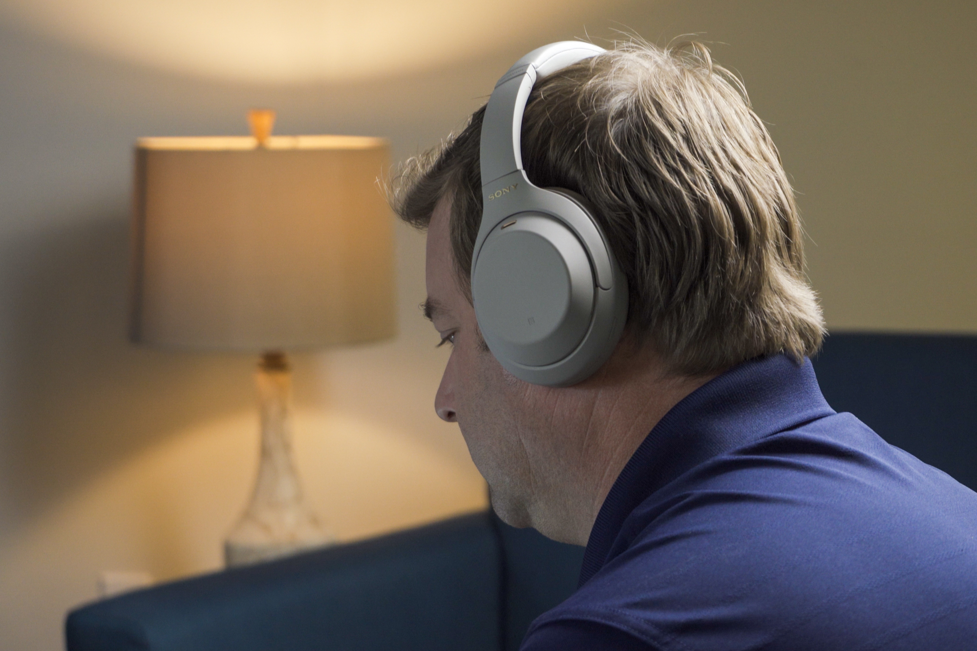 Un hombre usando los audífonos Sony WH-1000XM4