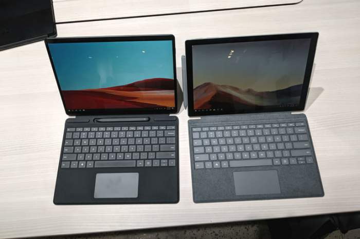 Surface Pro X junto a Surface Pro 7 en una superficie blanca, para comparar lo que esperamos de Surface Pro 8