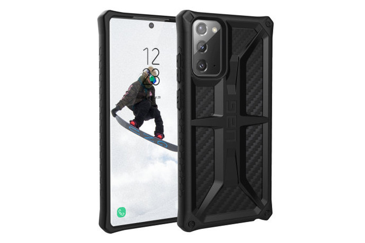 La foto muestra la vista frontal y posterior de un Samsung Galaxy Note 20 protegido con una funda de fibra de carbono Monarch de Urban Armor Gear en color negro
