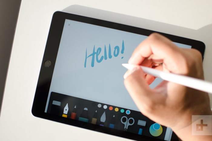 La mano de una persona con un Apple Pencil usando Scribble en iPadOS 14 en una iPad