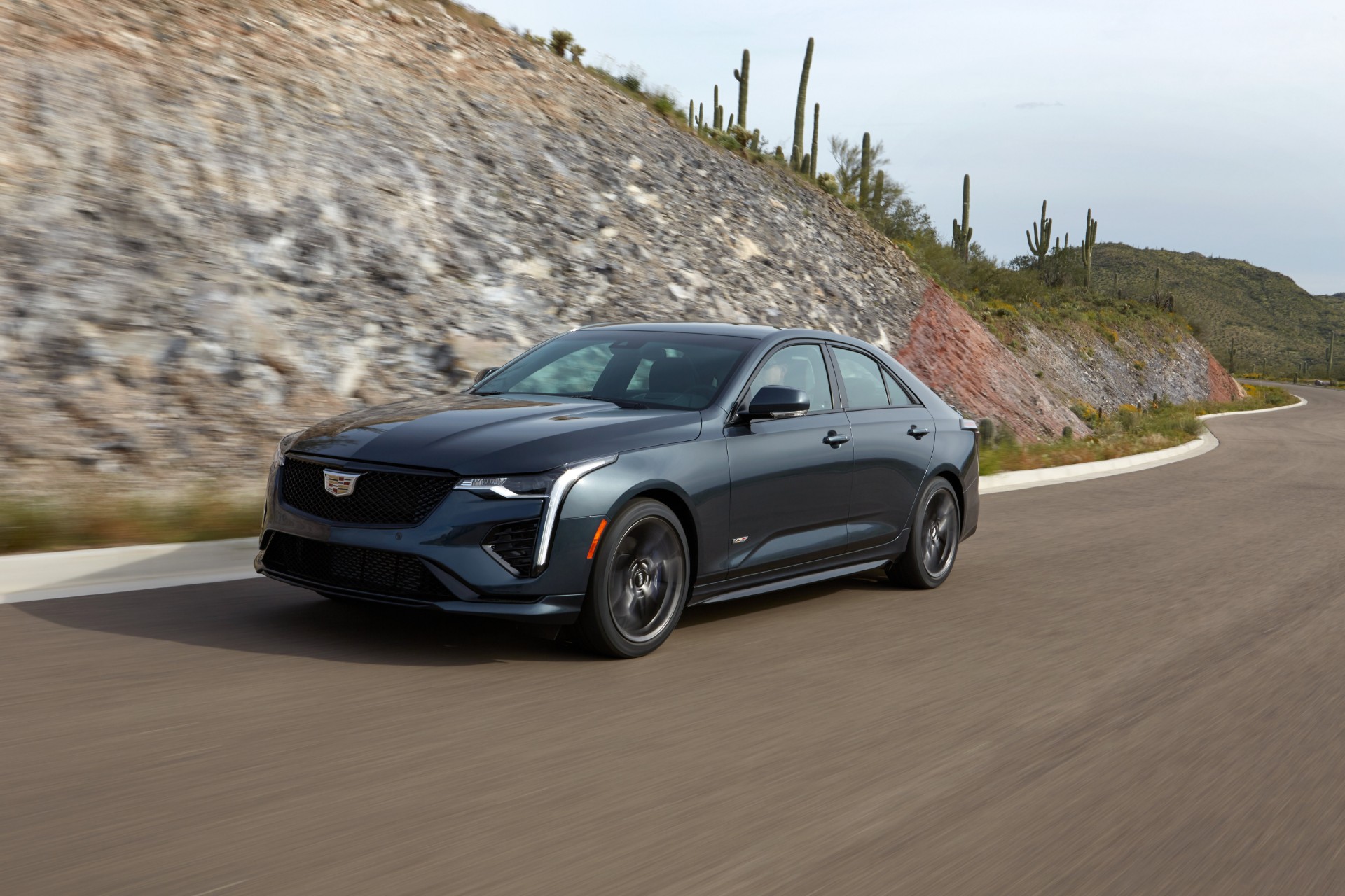 Cadillac CT4 de lado, en una calle