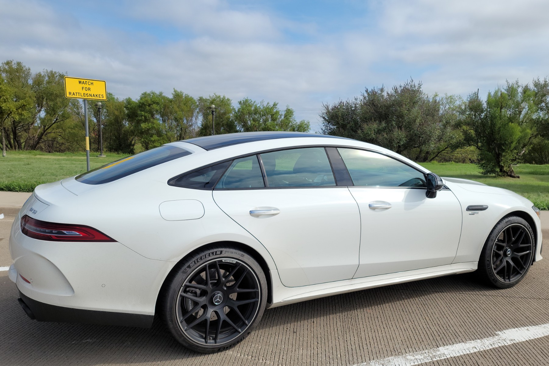 Mercedes-Benz AMG GT 53 blanco, visto desde atrás