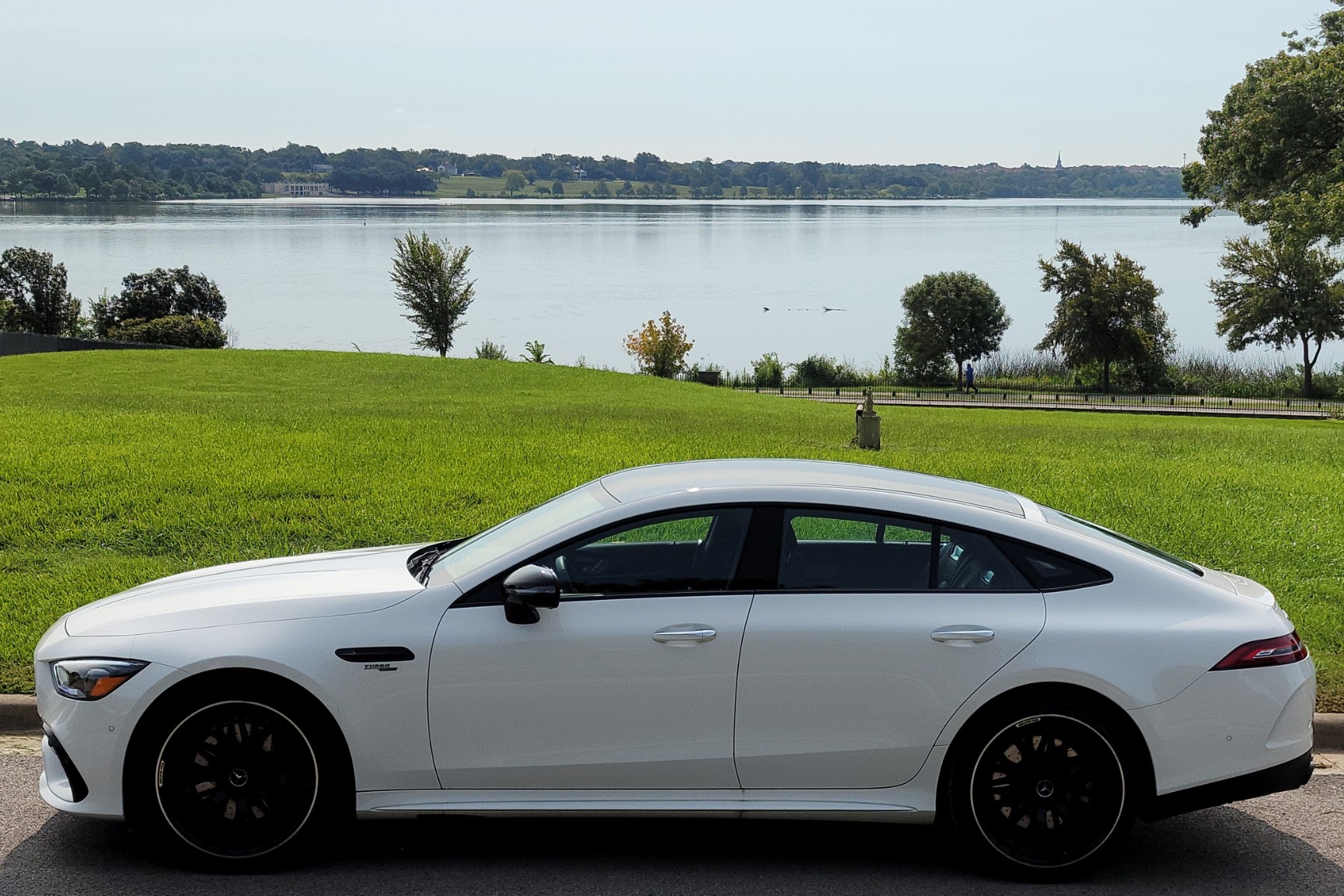 Mercedes-Benz AMG GT 53 blanco, visto de lado