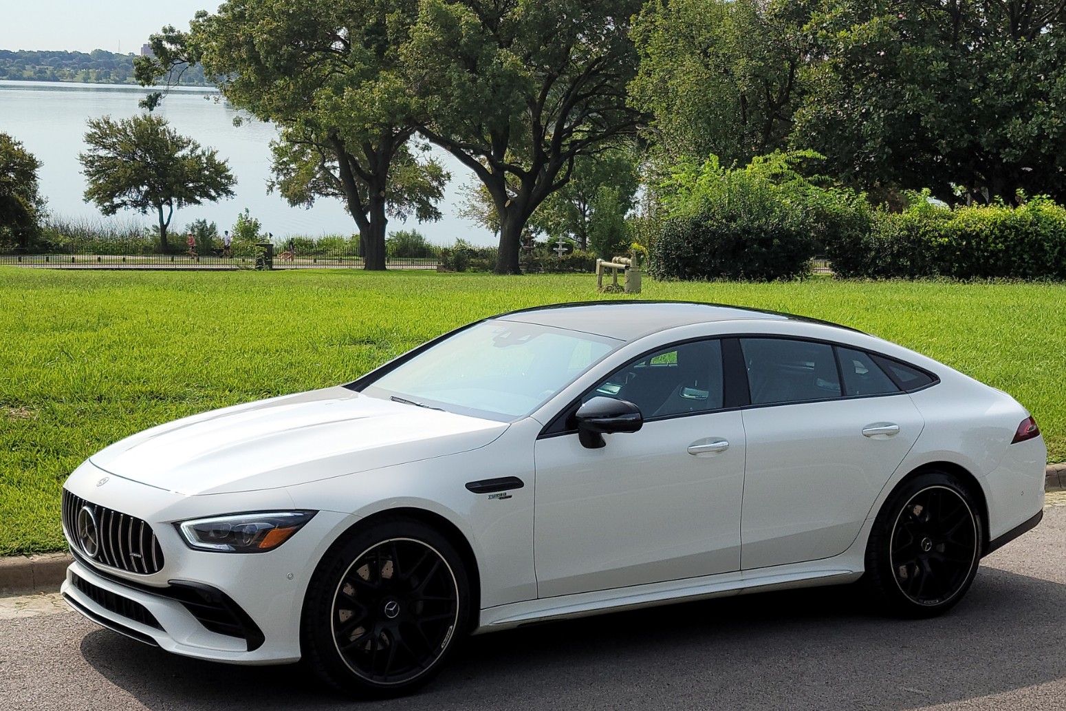 Mercedes-Benz AMG GT 53, blanco, visto de lado