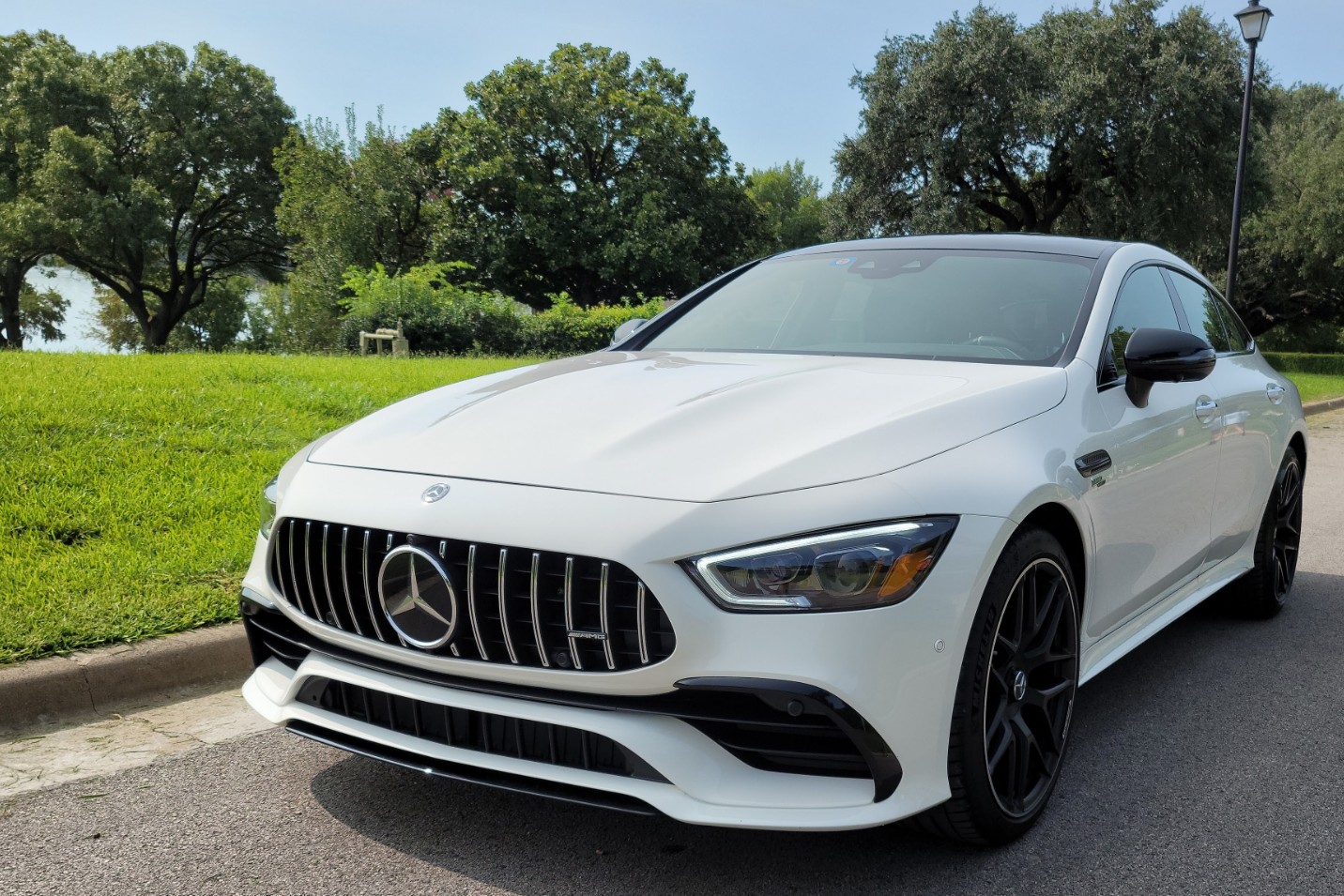 Mercedes-Benz AMG GT 53, blanco, visto de frente