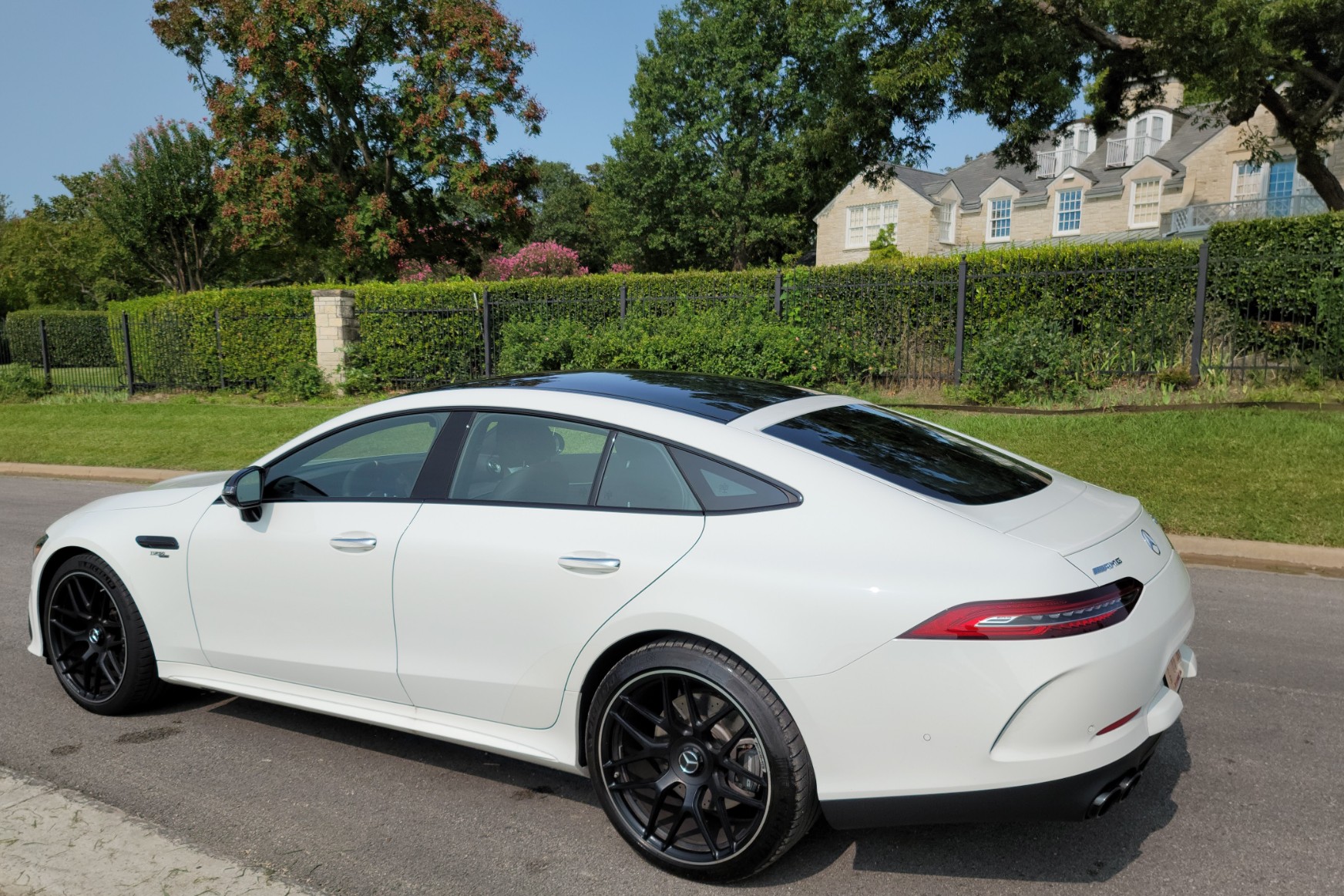 Mercedes-Benz AMG GT 53 blanco, visto desde el costado izquierdo