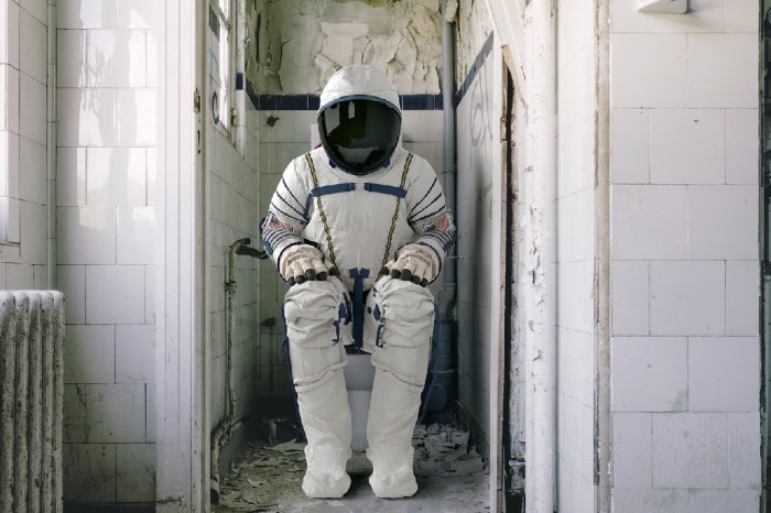 Un astronauta en el baño