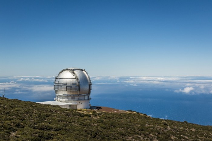 La imagen muestra un observatorio astronómico.