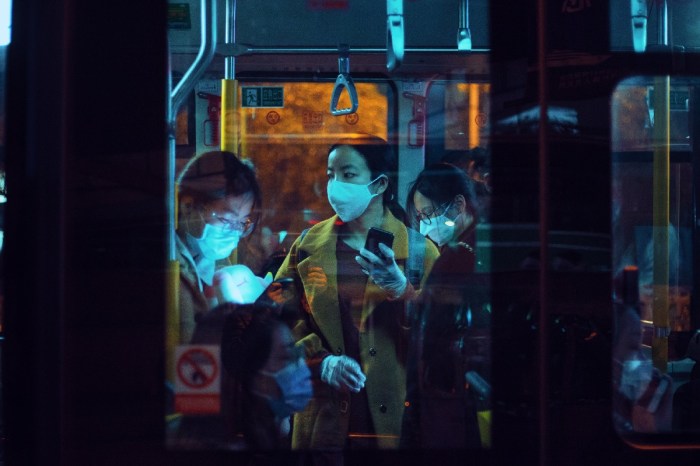 Contagios de COVID-19 al interior de un bus de China