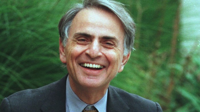 Carl Sagan sonríe