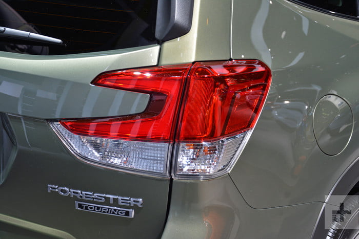 Vista de luces traseras en forma de C de Forester, para comparar Subaru Outback vs. Subaru Forester