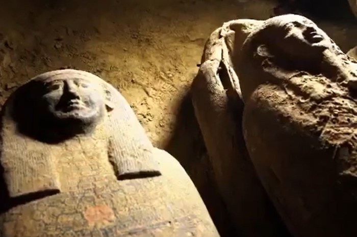 Descubren sarcófagos egipcios sellados hace 2,500 años