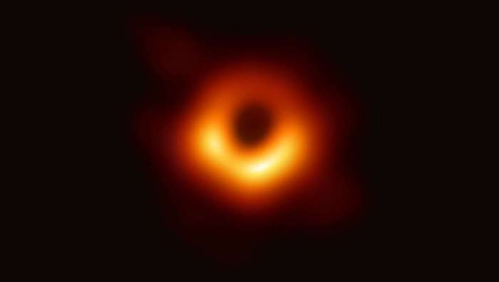 Se muestra una captura del M87, el primer agujero negro registrado en imagen.