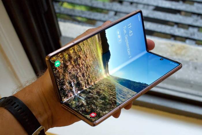 Samsung Galaxy Z Fold en la mano de una persona, para protegerlo con una de las mejores fundas para Samsung Galaxy Z Fold 2 en 2020