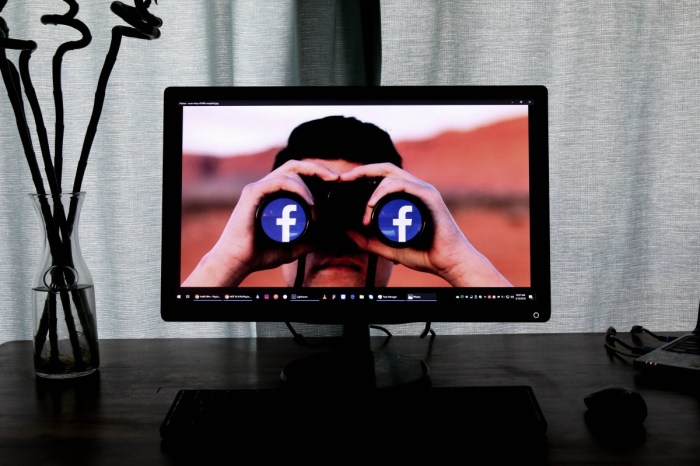 empleada facebook ignorar cuentas falsas