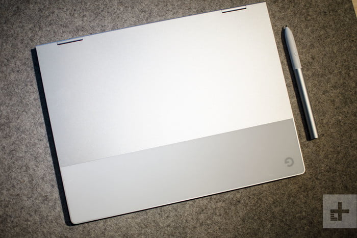 Google PixelBook cerrada junto al Pixel Pen, para el comparativo de Google Pixelbook vs. Samsung Chromebook Pro