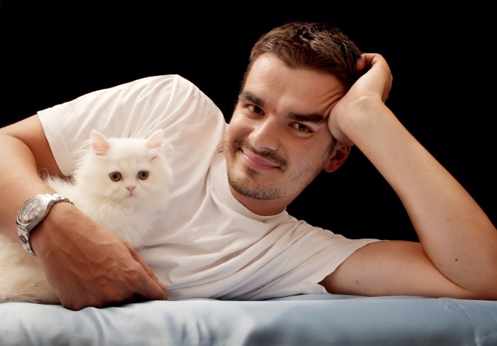 Un hombre posa con un gato