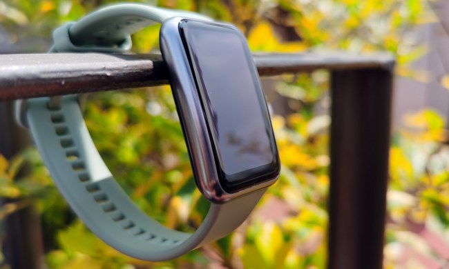 Huawei Watch Fit sobre una barra de metal